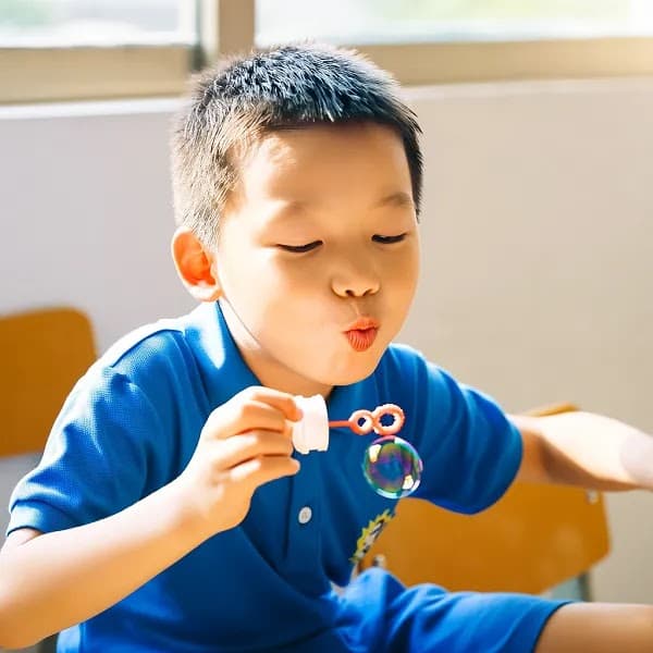 Trò chơi phát triển ngôn ngữ cho trẻ chậm nói - 10 hoạt động vui học tại nhà